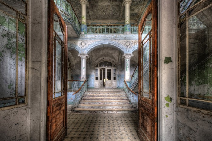 Die Fototapete Vintage Villa Eingang, Lost Places, eine Vlies-Fototapete bei Livingwalls Cologne online kaufen. Die Fototapete Vintage Villa Eingang, Lost Places ist eine Fototapete auf Maß.