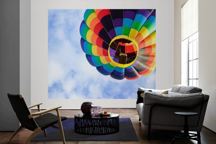 Die Fototapete Heissluftballon im Himmel als große Bildtapete im Wohnzimmer. Als Bildtapete ist die Fototapete Heissluftballon im Himmel ein besonderes Highlight auf Vliestapete.