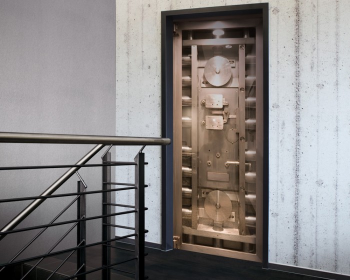 Ein Foto von der selbstklebenden Türtapete Moderne Tresortür tapeziert auf einer Tür. Bestelle Deine Türtapete online.