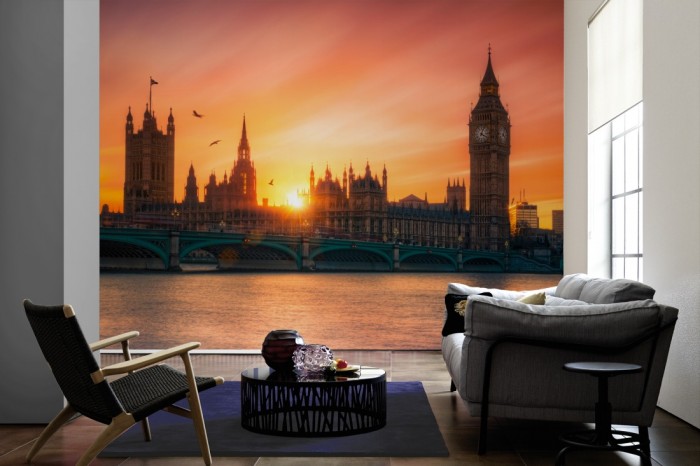 Im Wohnzimmer die Fototapete Westminster, London bei Sonnenuntergang auf einer großen Wand tapeziert. Die Fototapete Westminster, London bei Sonnenuntergang ist als Vlies-Fototapete im Wohnzimmer leicht zu tapezieren.