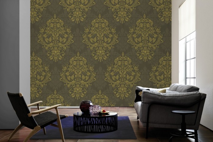 Im Wohnzimmer die Designtapete Barock Ornament, Klassik Braun auf einer großen Wand tapeziert. Die Designtapete Barock Ornament, Klassik Braun ist als Vlies-Fototapete im Wohnzimmer leicht zu tapezieren.