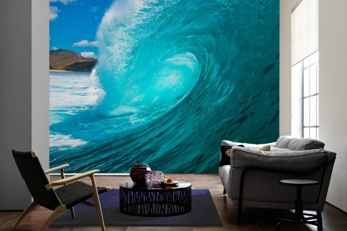 Im Wohnzimmer die Fototapete Welle im Meer von Hawaii, USA auf einer großen Wand tapeziert. Die Fototapete Welle im Meer von Hawaii, USA ist als Vlies-Fototapete im Wohnzimmer leicht zu tapezieren.