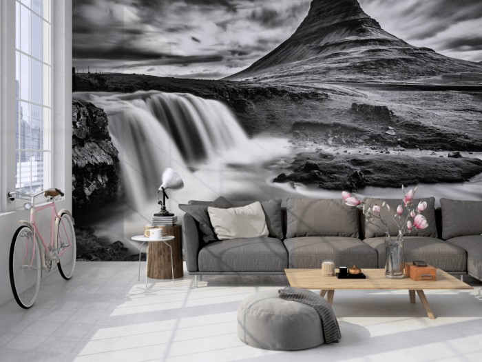 Die Fototapete Wasserfall in Island, Kirkjufellsfoss, schwarz-weiß auf einer großen Wand im Loft tapeziert. Die Fototapete Wasserfall in Island, Kirkjufellsfoss, schwarz-weiß wird individuell auf Deine Wand angepasst.