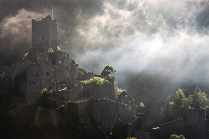 Die Fototapete Alte Festung, Ruine in Dunkelheit, eine Vlies-Fototapete bei Livingwalls Cologne online kaufen. Die Fototapete Alte Festung, Ruine in Dunkelheit ist eine Fototapete auf Maß.