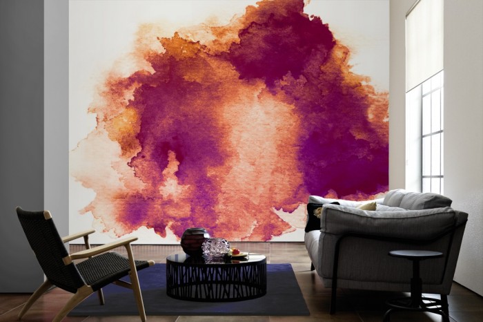 Im Wohnzimmer die Design-Fototapete Verlauf der Wasserfarbe in Rot auf einer großen Wand tapeziert. Die Design-Fototapete Verlauf der Wasserfarbe in Rot ist als Vlies-Fototapete im Wohnzimmer leicht zu tapezieren.