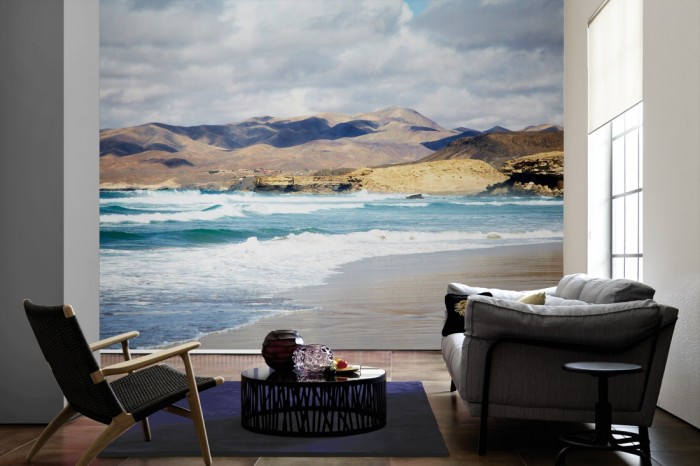 Im Wohnzimmer die Fototapete Strand der Kanaren, Spanien auf einer großen Wand tapeziert. Die Fototapete Strand der Kanaren, Spanien ist als Vlies-Fototapete im Wohnzimmer leicht zu tapezieren.