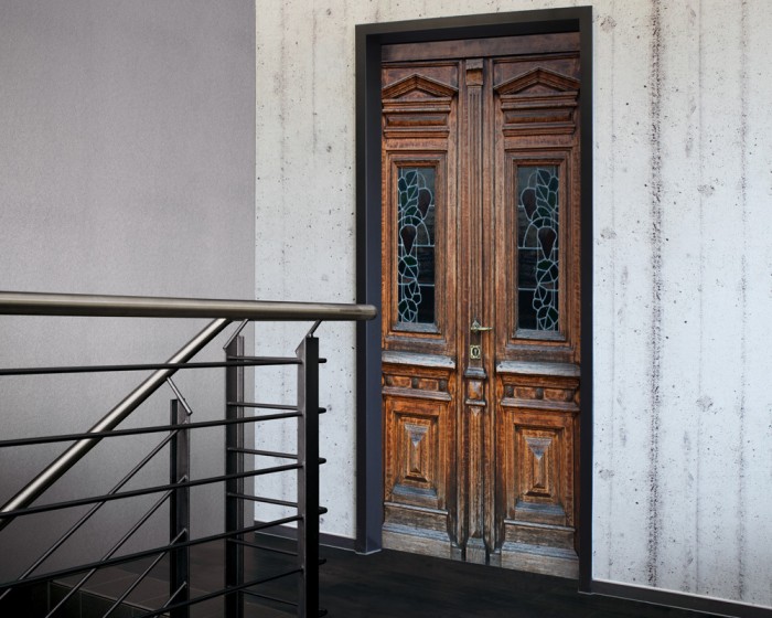 Ein Foto von der selbstklebenden Türtapete Alte Holztür aus Berlin tapeziert auf einer Tür. Bestelle Deine Türtapete online.