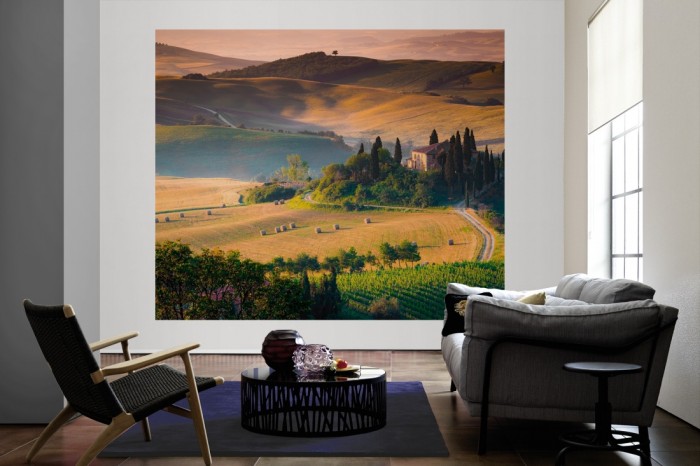Die Fototapete Toskana bei Sonnenuntergang als große Bildtapete im Wohnzimmer. Als Bildtapete ist die Fototapete Toskana bei Sonnenuntergang ein besonderes Highlight auf Vliestapete.
