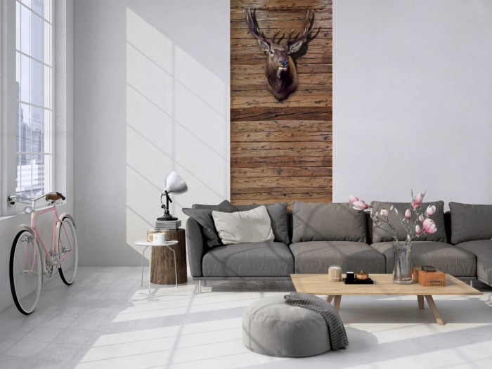 Das 3D-Fotopanel Hirsch mit Geweih an der Holzwand tapeziert in einem Loft. Bestelle die Bildtapete für Deine Wand online.