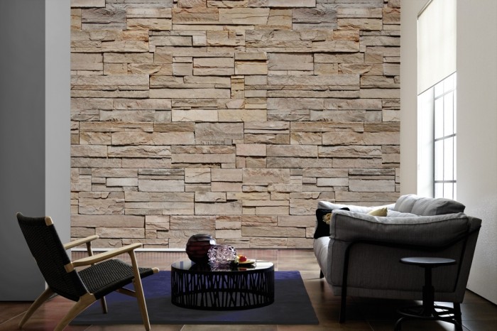 Im Wohnzimmer die Fototapete Stein Wand, Naturstein beige-grau auf einer großen Wand tapeziert. Die Fototapete Stein Wand, Naturstein beige-grau ist als Vlies-Fototapete im Wohnzimmer leicht zu tapezieren.