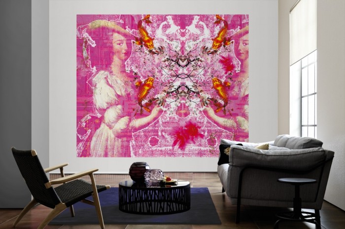 Die Designer-Fototapete Barock Lady, Artwork by Mylumi als große Bildtapete im Wohnzimmer. Als Bildtapete ist die Designer-Fototapete Barock Lady, Artwork by Mylumi ein besonderes Highlight auf Vliestapete.