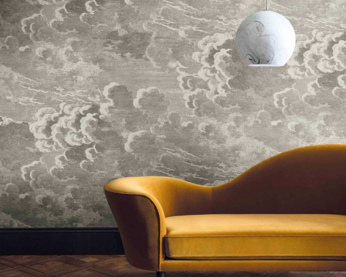 Ein Raumfoto der Fornasetti Tapete 114/2004 Nuvolette von Cole & Son