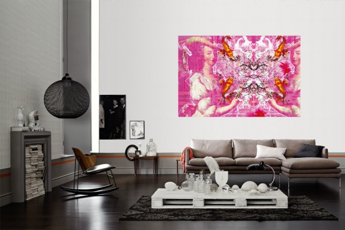 Die Designer-Fototapete Barock Lady, Artwork by Mylumi als Wandbild im Wohnzimmer. Die Vlies-Designer-Fototapete Barock Lady, Artwork by Mylumi verschönert als Wandbild Deine Wand.