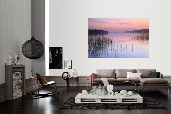 Die Fototapete Stiller See im Morgengrauen als Wandbild im Wohnzimmer. Die Vlies-Fototapete Stiller See im Morgengrauen verschönert als Wandbild Deine Wand.