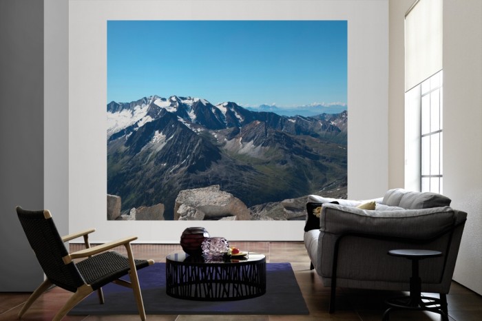 Die Fototapete Alpen Österreich, Schnee auf Berggipfel als große Bildtapete im Wohnzimmer. Als Bildtapete ist die Fototapete Alpen Österreich, Schnee auf Berggipfel ein besonderes Highlight auf Vliestapete.