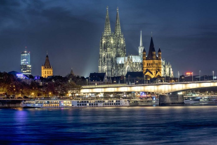 Die Fototapete Kölner Dom und Rhein bei Nacht, eine Vlies-Fototapete bei Livingwalls Cologne online kaufen. Die Fototapete Kölner Dom und Rhein bei Nacht ist eine Fototapete auf Maß.