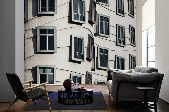 Im Wohnzimmer die Fototapete Fassade Tanzendes Haus, Prag auf einer großen Wand tapeziert. Die Fototapete Fassade Tanzendes Haus, Prag ist als Vlies-Fototapete im Wohnzimmer leicht zu tapezieren.