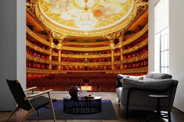 Im Wohnzimmer die Fototapete Pariser Oper auf einer großen Wand tapeziert. Die Fototapete Pariser Oper ist als Vlies-Fototapete im Wohnzimmer leicht zu tapezieren.