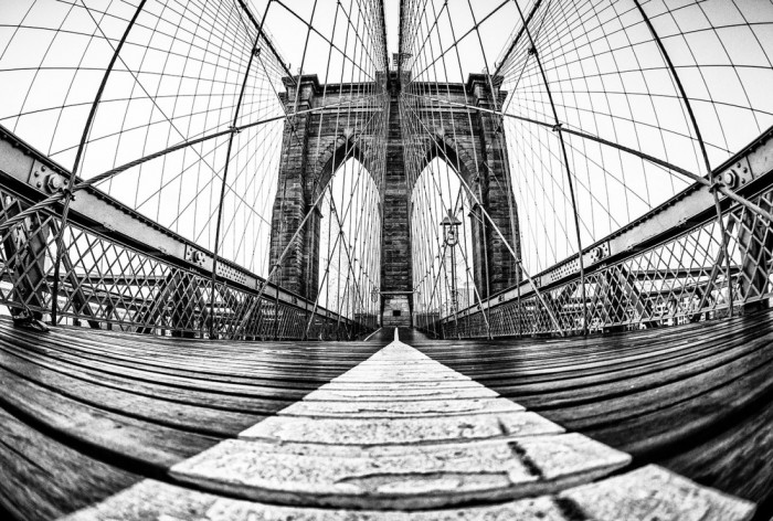 Die Fototapete Brooklyn Bridge in New York, schwarz-weiß, eine Vlies-Fototapete bei Livingwalls Cologne online kaufen. Die Fototapete Brooklyn Bridge in New York, schwarz-weiß ist eine Fototapete auf Maß.