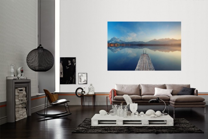 Die Fototapete Sonnenuntergang am See in den Alpen, Österreich als Wandbild im Wohnzimmer. Die Vlies-Fototapete Sonnenuntergang am See in den Alpen, Österreich verschönert als Wandbild Deine Wand.