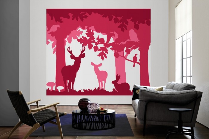 Die Design-Fototapete Märchenwald Pink-Rot, Artwork als große Bildtapete im Wohnzimmer. Als Bildtapete ist die Design-Fototapete Märchenwald Pink-Rot, Artwork ein besonderes Highlight auf Vliestapete.