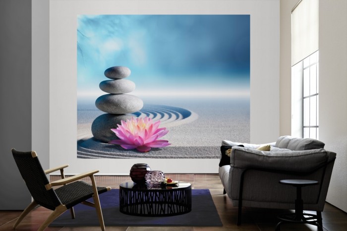 Die Fototapete Wellness, Wellness-Steine und Seerose im Sand als große Bildtapete im Wohnzimmer. Als Bildtapete ist die Fototapete Wellness, Wellness-Steine und Seerose im Sand ein besonderes Highlight auf Vliestapete.