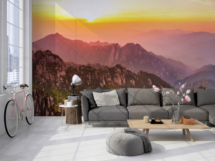 Die Fototapete Berge im Sonnenuntergang, Huangshan Mountains auf einer großen Wand im Loft tapeziert. Die Fototapete Berge im Sonnenuntergang, Huangshan Mountains wird individuell auf Deine Wand angepasst.