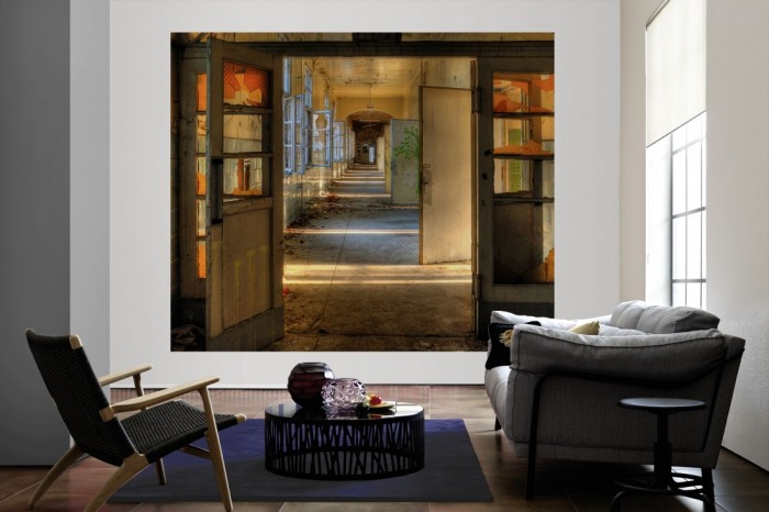 Die Fototapete Vintage Villa Flur, Lost Places als große Bildtapete im Wohnzimmer. Als Bildtapete ist die Fototapete Vintage Villa Flur, Lost Places ein besonderes Highlight auf Vliestapete.