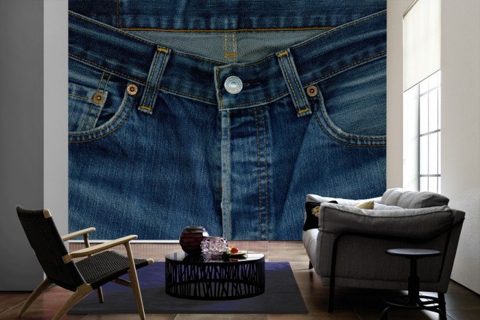 Im Wohnzimmer die Fototapete Levis Jeans auf einer großen Wand tapeziert. Die Fototapete Levis Jeans ist als Vlies-Fototapete im Wohnzimmer leicht zu tapezieren.