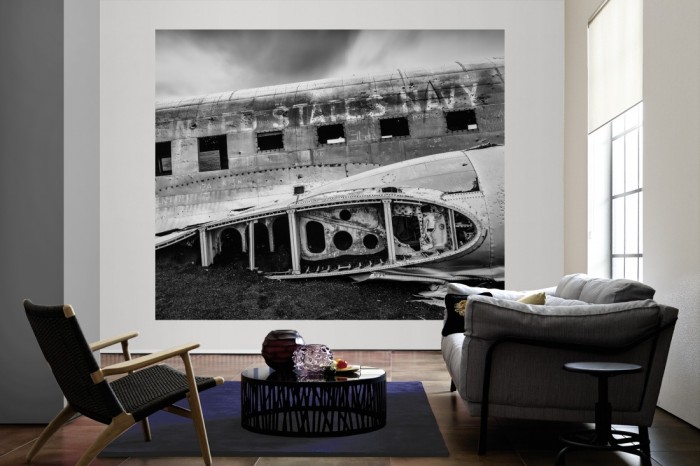 Die Fototapete Flugzeug Ruine US Navy, schwarz-weiß als große Bildtapete im Wohnzimmer. Als Bildtapete ist die Fototapete Flugzeug Ruine US Navy, schwarz-weiß ein besonderes Highlight auf Vliestapete.