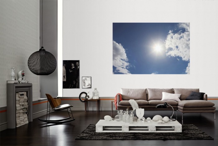 Die Fototapete Sonnenhimmel mit Wolken als Wandbild im Wohnzimmer. Die Vlies-Fototapete Sonnenhimmel mit Wolken verschönert als Wandbild Deine Wand.