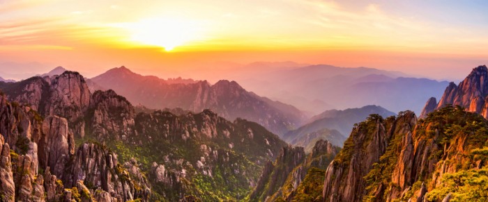 Die Fototapete Berge im Sonnenuntergang, Huangshan Mountains, eine Vlies-Fototapete bei Livingwalls Cologne online kaufen. Die Fototapete Berge im Sonnenuntergang, Huangshan Mountains ist eine Fototapete auf Maß.