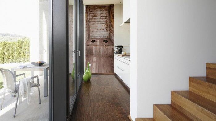 Ein Foto von dem 3D Fotopanel Altes Holz WC, Toilette tapeziert in der Küche. Bestelle Deine Bildtapete online.