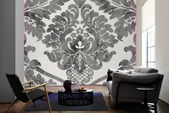 Im Wohnzimmer die Designtapete Barock Ornament, Pink Schwarz auf einer großen Wand tapeziert. Die Designtapete Barock Ornament, Pink Schwarz ist als Vlies-Fototapete im Wohnzimmer leicht zu tapezieren.