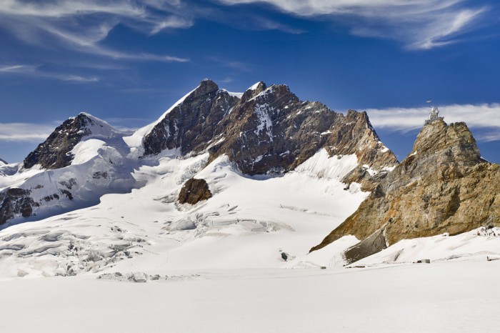 Die Fototapete Bergspitze im Schnee, Jungfraujoch Schweiz, eine Vlies-Fototapete bei Livingwalls Cologne online kaufen. Die Fototapete Bergspitze im Schnee, Jungfraujoch Schweiz ist eine Fototapete auf Maß.