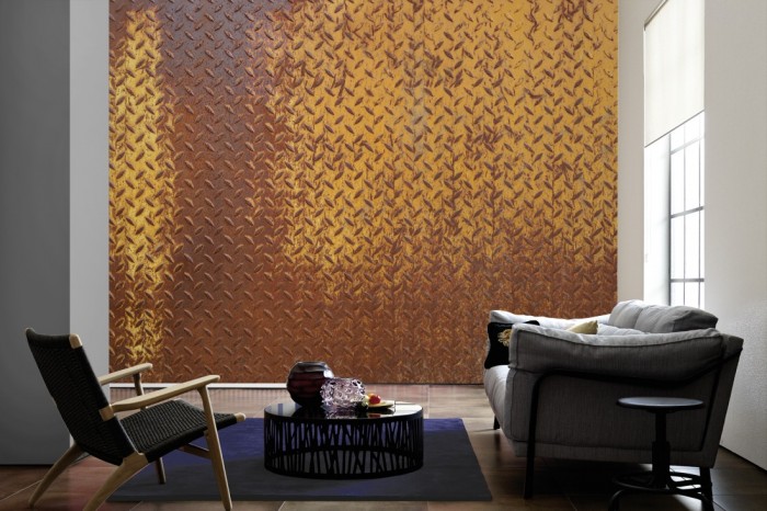 Im Wohnzimmer die Fototapete Rost Wand, altes Riffelblech auf einer großen Wand tapeziert. Die Fototapete Rost Wand, altes Riffelblech ist als Vlies-Fototapete im Wohnzimmer leicht zu tapezieren.