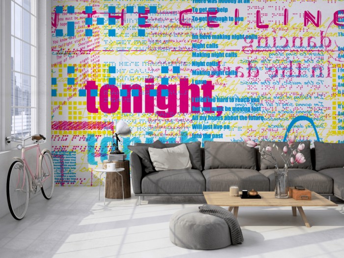 Die Designer-Fototapete Chamäleon-Effekt Schriften auf einer großen Wand im Loft tapeziert. Die Designer-Fototapete Chamäleon-Effekt Schriften wird individuell auf Deine Wand angepasst.