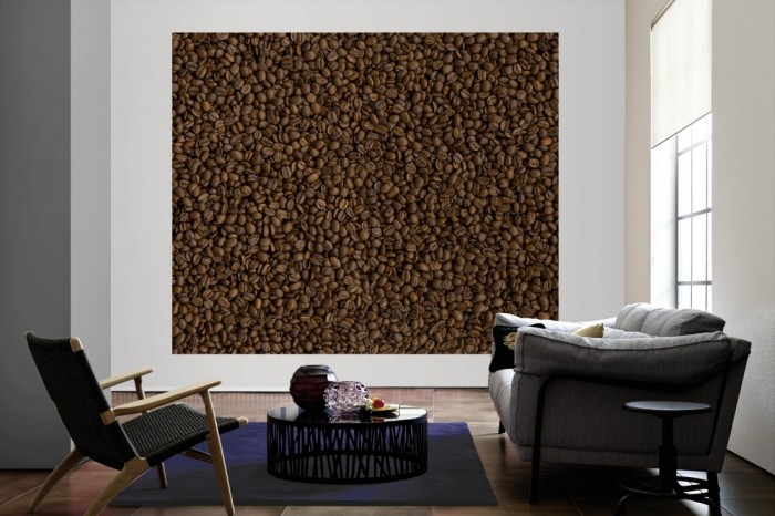 Die Fototapete Kaffeebohnen als große Bildtapete im Wohnzimmer. Als Bildtapete ist die Fototapete Kaffeebohnen ein besonderes Highlight auf Vliestapete.