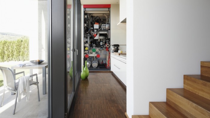 Ein Foto von dem 3D Fotopanel Tür eines Feuerwehrautos tapeziert in der Küche. Bestelle Deine Bildtapete online.