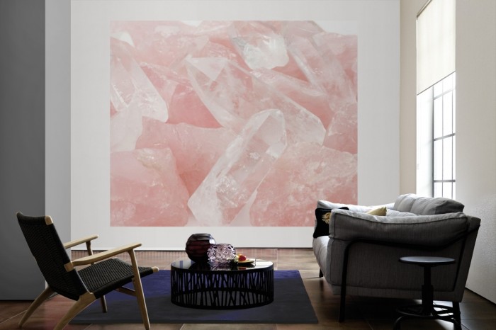 Die Fototapete Rosenquarz Edelstein als große Bildtapete im Wohnzimmer. Als Bildtapete ist die Fototapete Rosenquarz Edelstein ein besonderes Highlight auf Vliestapete.
