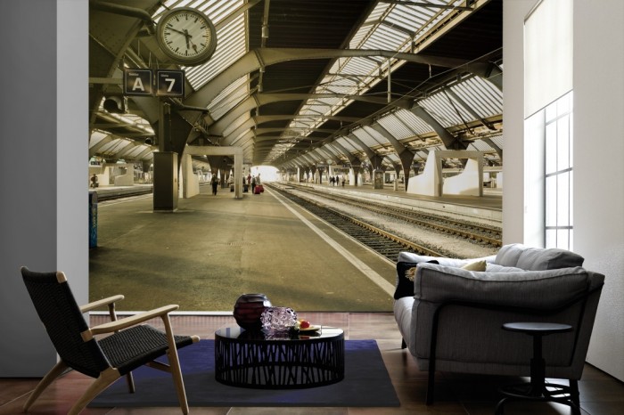 Im Wohnzimmer die Fototapete Bahnhof in Zürich, Schweiz auf einer großen Wand tapeziert. Die Fototapete Bahnhof in Zürich, Schweiz ist als Vlies-Fototapete im Wohnzimmer leicht zu tapezieren.