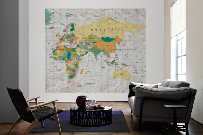 Die Fototapete Weltkarte, farbig im Vintage-Look als große Bildtapete im Wohnzimmer. Als Bildtapete ist die Fototapete Weltkarte, farbig im Vintage-Look ein besonderes Highlight auf Vliestapete.