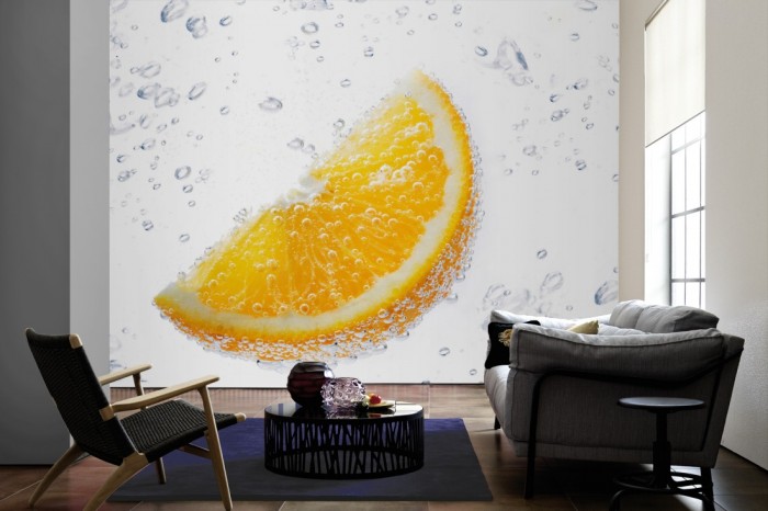 Im Wohnzimmer die Fototapete Orange im Wasser auf einer großen Wand tapeziert. Die Fototapete Orange im Wasser ist als Vlies-Fototapete im Wohnzimmer leicht zu tapezieren.