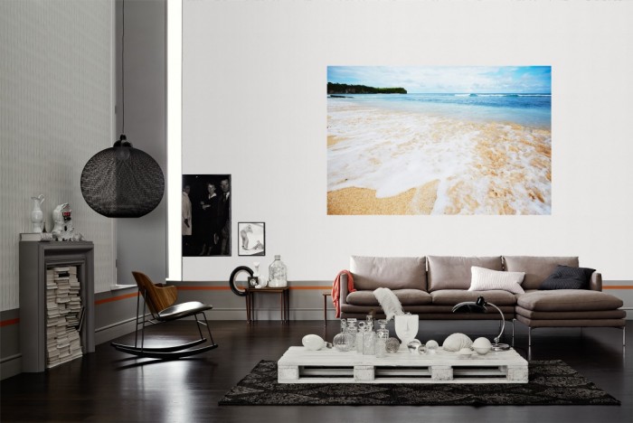 Die Fototapete Bali, Strand und Meer als Wandbild im Wohnzimmer. Die Vlies-Fototapete Bali, Strand und Meer verschönert als Wandbild Deine Wand.
