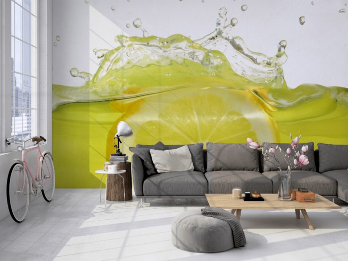 Die Fototapete Zitrone in Limonade auf einer großen Wand im Loft tapeziert. Die Fototapete Zitrone in Limonade wird individuell auf Deine Wand angepasst.