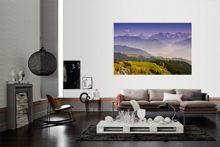 Die Fototapete Berglandschaft in der Schweiz als Wandbild im Wohnzimmer. Die Vlies-Fototapete Berglandschaft in der Schweiz verschönert als Wandbild Deine Wand.