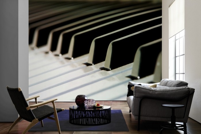 Im Wohnzimmer die Fototapete Klavier, Musik auf einer großen Wand tapeziert. Die Fototapete Klavier, Musik ist als Vlies-Fototapete im Wohnzimmer leicht zu tapezieren.