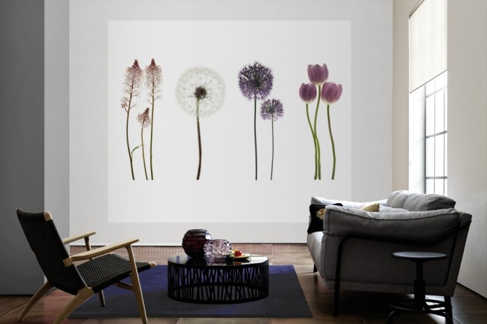 Die Fototapete Blumen in Violett als große Bildtapete im Wohnzimmer. Als Bildtapete ist die Fototapete Blumen in Violett ein besonderes Highlight auf Vliestapete.