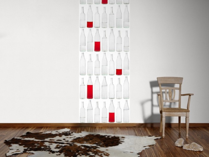 Ein Foto von dem 3D-Fotopanel Flaschen aus Glas, halb voll halb leer tapeziert an der Wand. Bestelle Deine Bildtapete online.