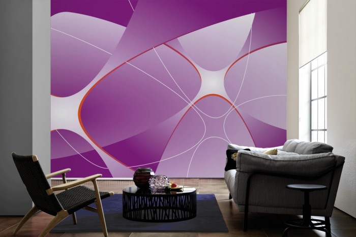 Im Wohnzimmer die Design-Fototapete 3D-Geometrie plastische Formen Violett auf einer großen Wand tapeziert. Die Design-Fototapete 3D-Geometrie plastische Formen Violett ist als Vlies-Fototapete im Wohnzimmer leicht zu tapezieren.